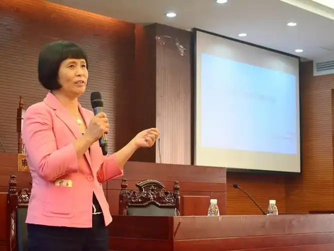 魏红霞莅临我院分析美国外交政策中的国内因素