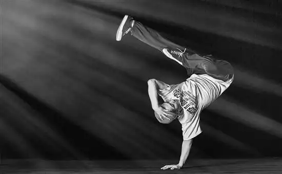 看到街舞学员跳出帅气酷炫的动作,你想不想也像他们一样厉害呢?