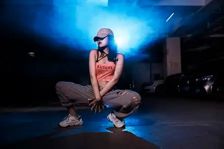 爵士舞夜晚时尚美女地下停车场舞蹈动作摄影图配图