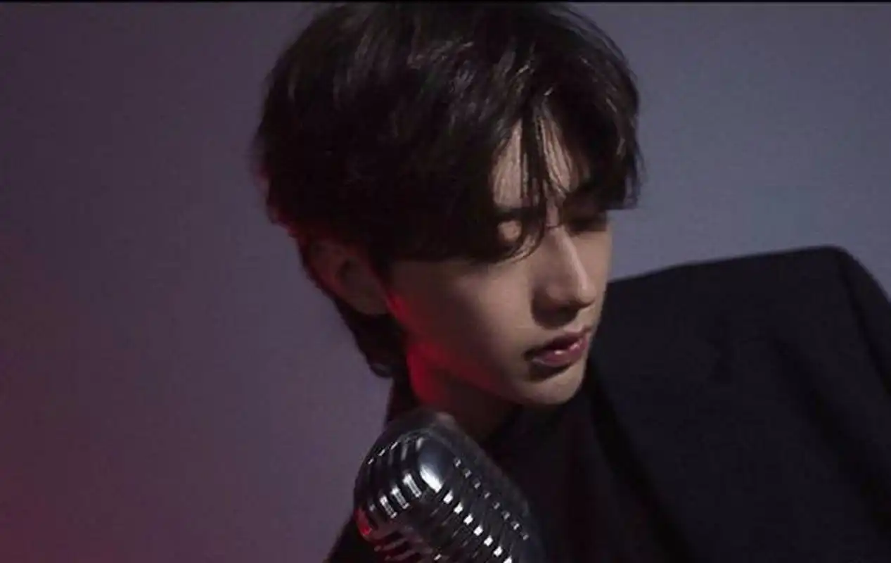 蔡徐坤一组写真释出 蔡徐坤全黑look造型又酷又帅,穿着西装英气十足.