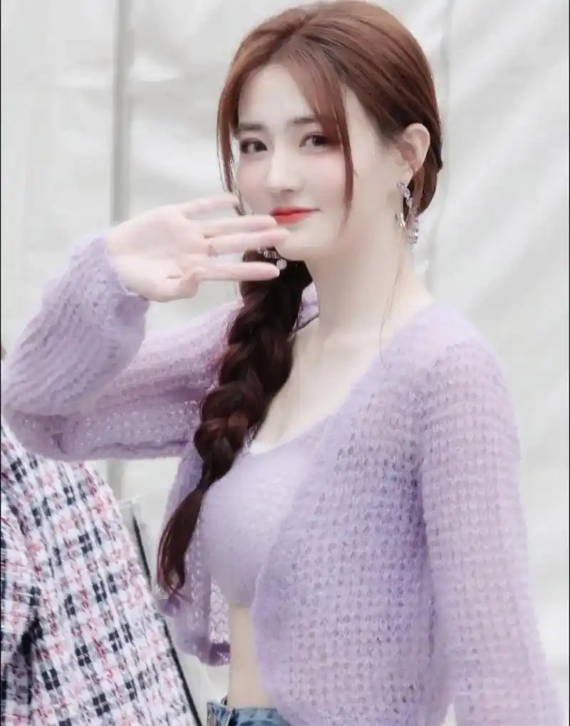 徐璐穿紫色上衣搭配牛仔裤,扎着麻花辫,既清纯又性感,满满的少女气息!
