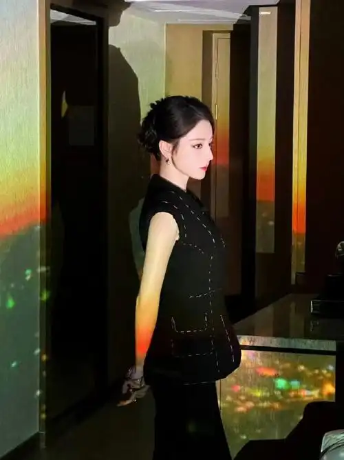 迪丽热巴眼尾上挑#迪丽热巴眼尾上挑,猫系妆容再现,妩媚霸气,实蕴太