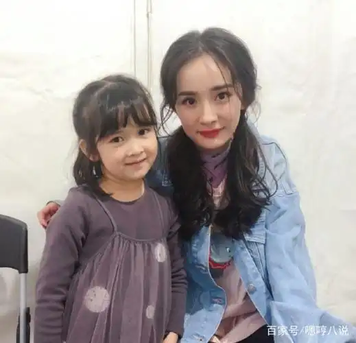 杨幂与小演员合影暖心又亲切,扎着双马尾,被孩子妈妈夸赞可爱
