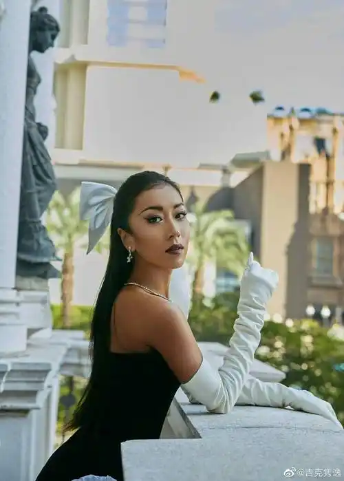 吉克隽逸穿黑白长裙拍欧式古典大片戴蝴蝶结发饰俏皮可爱