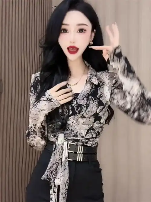 网红爆款时尚小衫女2024春夏新款洋气百搭水墨画v领