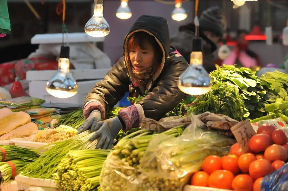 菜市场买菜,这4种蔬菜最好避开,甲醛含量高,便宜也别给家人吃