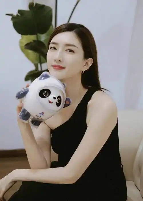 女星江疏影时尚写真:端庄优雅,优雅温婉