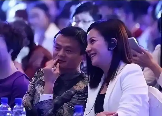 赵薇母亲魏启颖儿子离婚分走52亿女儿消失荧屏丈夫也去世