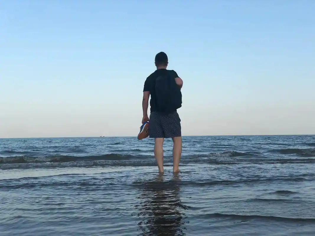 我有一个不情之请,让我做你们男神好不好? #海边生活 #海边 - 抖音