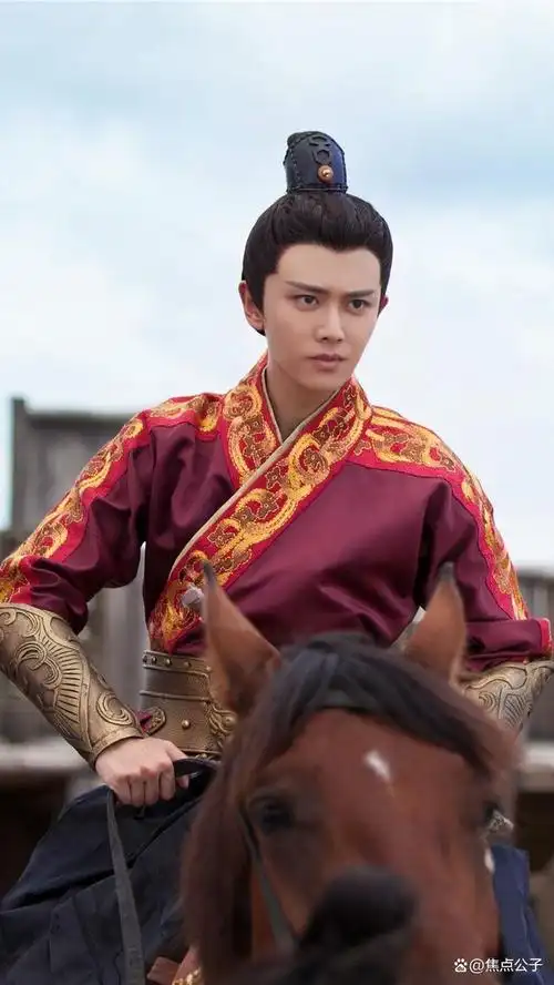 今日,有网友分享古装剧《流水迢迢》的开机路透照,看照片好像任嘉伦胖