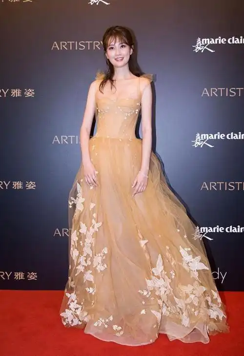 乔欣还挺敢挑战自己的娃娃脸还穿透视裙别说还真挺抢眼