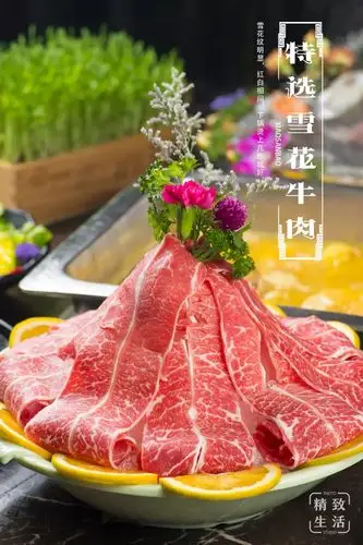 肉就是要吃大份才过瘾,店里的 特选雪花牛肉红白纹路分明,摆盘也