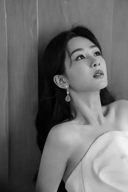 女星杨紫魅力造型:灵动可爱,美丽大方