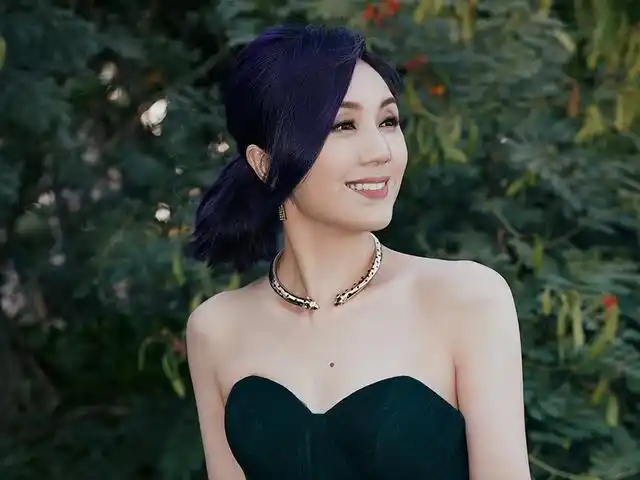 杨千嬅过年期间闲不住,与老公丁子高一起锻炼,肤白貌美身材苗条