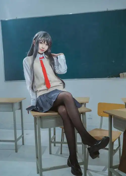 jk短裙配"黑丝"的麻衣学姐,坐姿太撩人,都没办法好好上课了