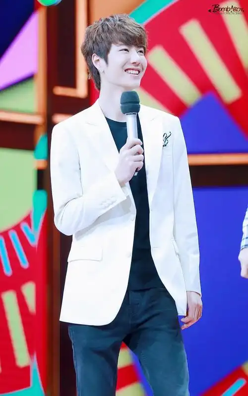 本周王一博剧照图书馆馆草的美貌在线王一博《天天向上》新造型预告