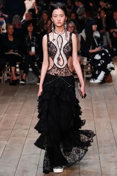 alexander mcqueen 2016春夏系列时装秀