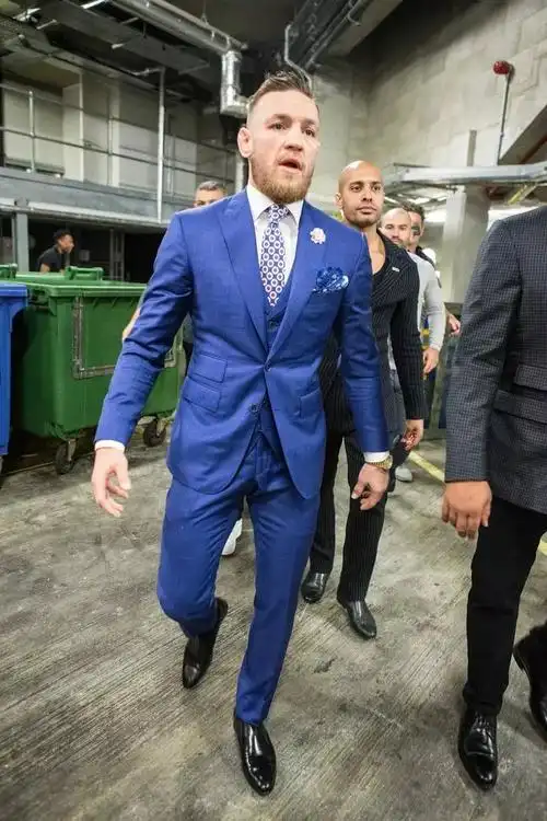 嘴炮 比 郭达大叔 来得更加精瘦一些,所以驾驭起西装来就更无挑剔了