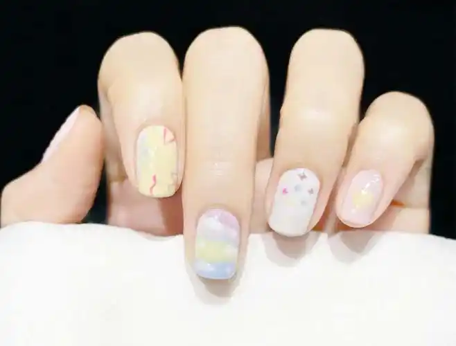 适合夏天的童趣晕染手绘美甲 【图】