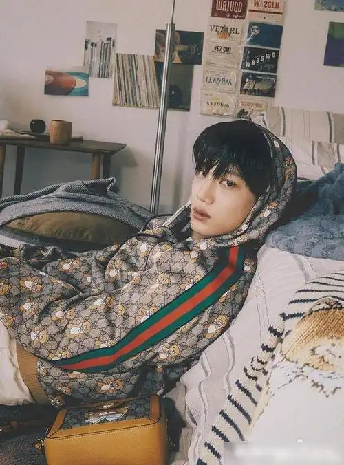 金钟仁esquirekorea封面穿着小熊印花单品出镜酷帅有型