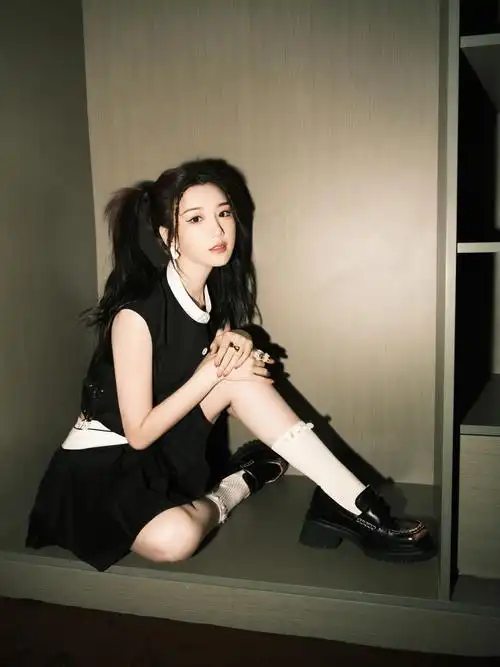 最近一直状态超好的容祖儿做客了《向往的生活》,一身简单的白t和背带