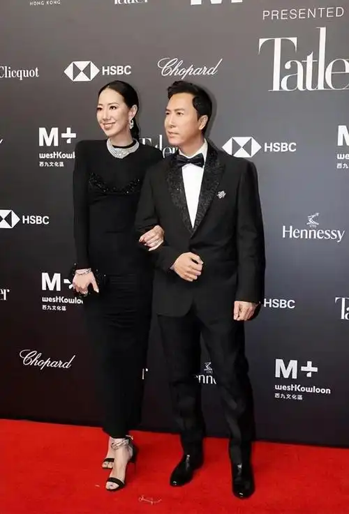 甄子丹妻子身材好性感穿紧身裙看着像90斤大饼脸却像130斤