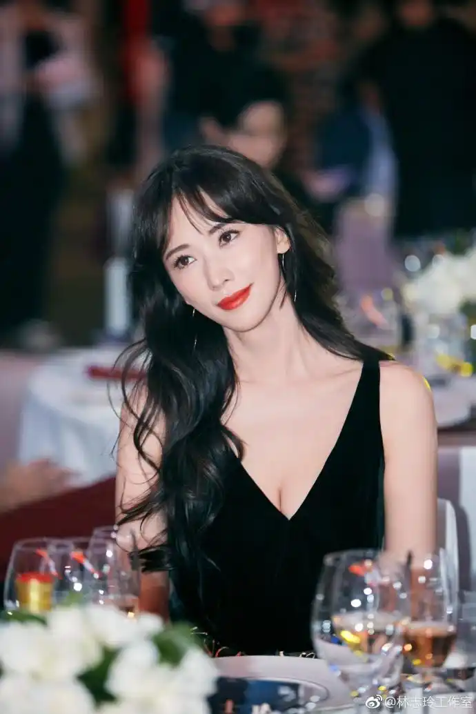林志玲抹胸长礼服出席活动
