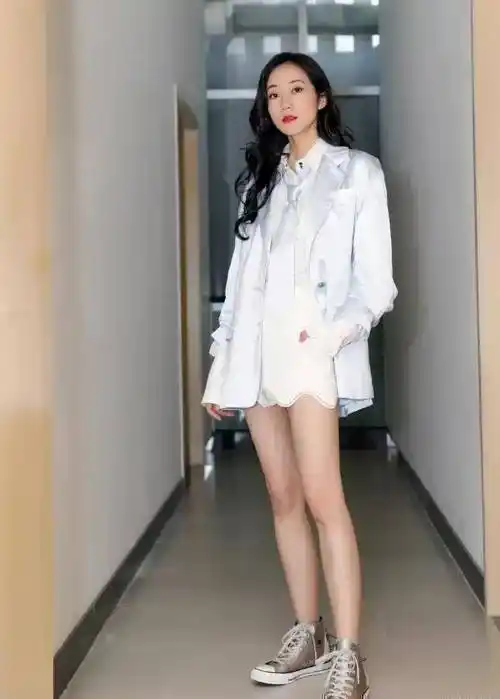 韩雪不愧是气质第一美,穿"姨妈色"礼服裙亮相,优雅高贵_漂亮_白色