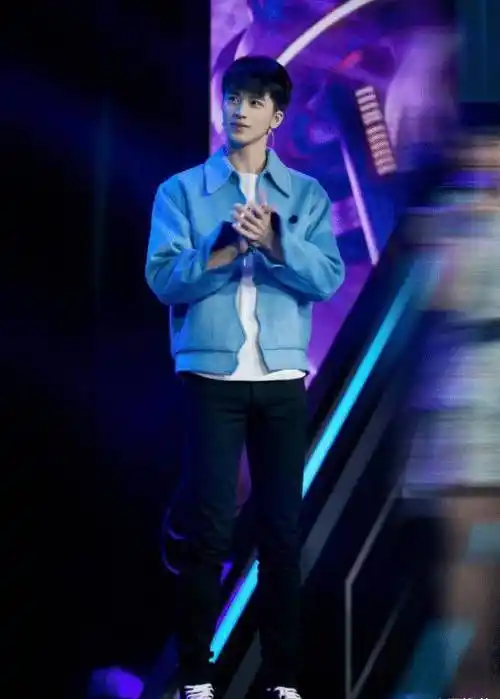 原创许魏洲全新大片白西装造型简约干练刺绣衬衣精致养眼