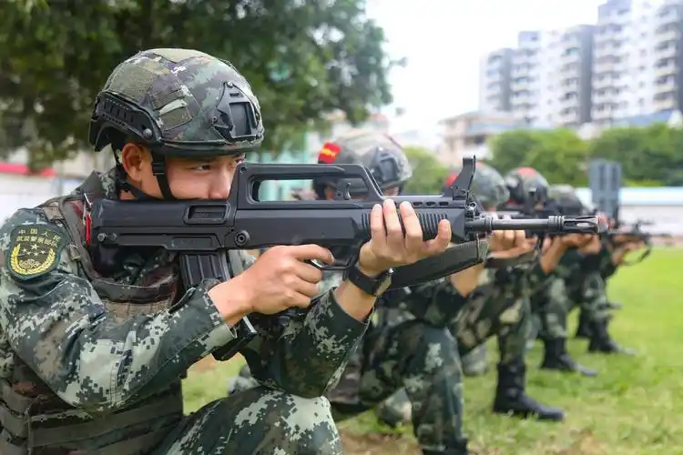 广西北海武警官兵练兵场上氛围火热