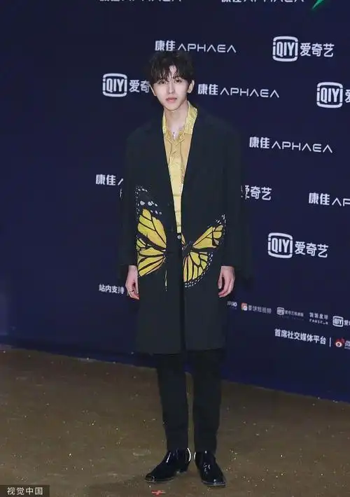 蔡徐坤一身黄色蝴蝶大衣,今天这身造型你可吗?