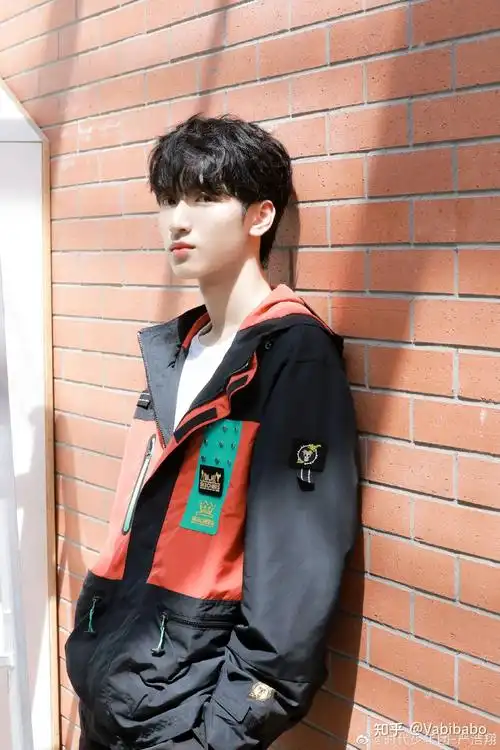 可以分享一些严浩翔出圈图吗