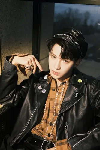 黄明昊尖叫之夜这个造型绝了好好看啊更新了第二套眼镜造型