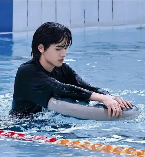 宋亚轩绝美戏水图