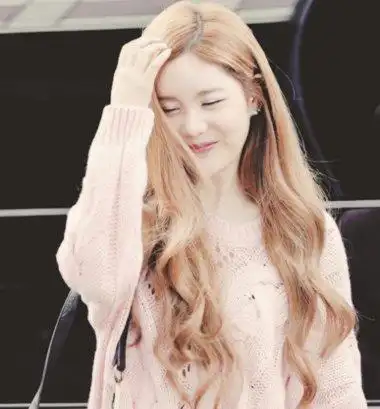 女生有鬓角好看吗 女生好看的鬓角发型图片