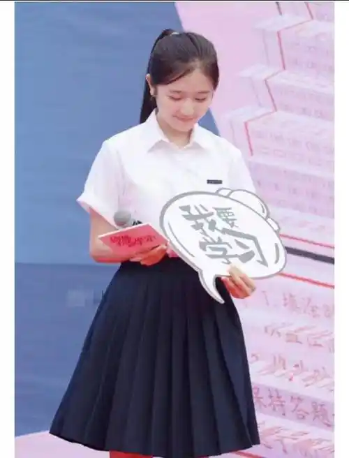 李兰迪漂亮成功再接校园剧,生图颜值重回余周周,与男主同框超甜_校服