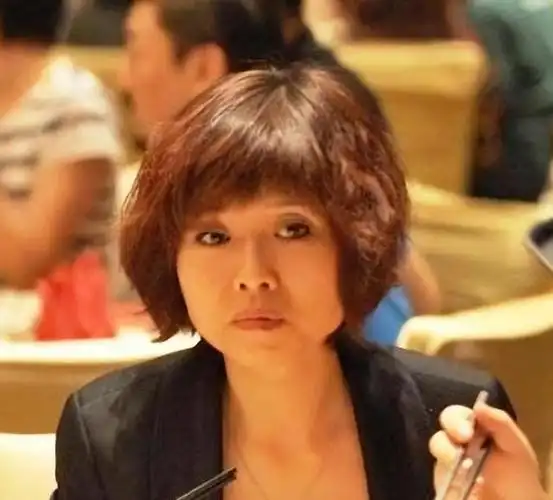 刀郎经常带着女儿漫步在街头,期盼着能够偶遇到杨娜的身影.