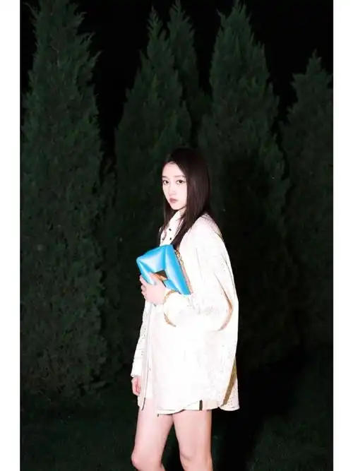 关晓彤日常随拍,身穿白色蕾丝衬衫露出纤细大长腿,搭配valentino的