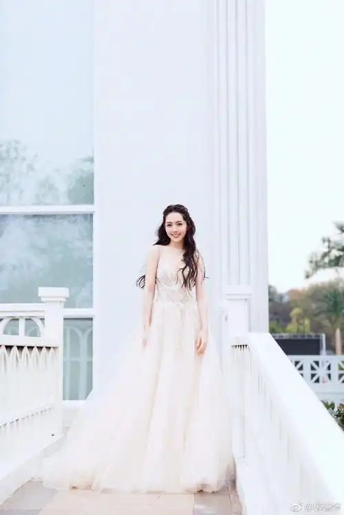 郭碧婷曳地礼服优雅亮相 性感透视仙又美