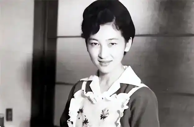 日本皇后正田美智子拒绝合葬和天皇没有爱情只有子宫被需要