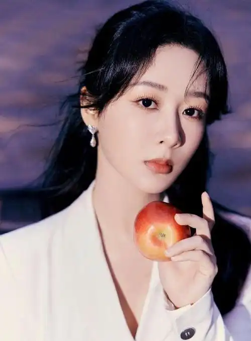 杨紫户外四宫格live图##杨紫卖萌随拍live图