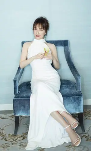 吴昕活动宣传美图,身穿一款白色长裙清新靓丽