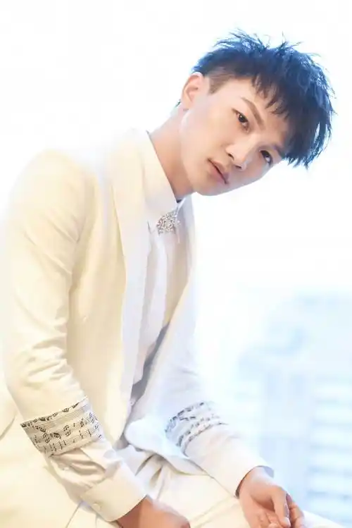 唯美歌声今夏热浪来袭 周深出道五年不忘初心