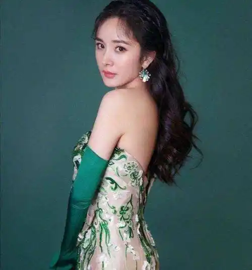 女明星露背装:热巴女王杨幂玲珑,而她温顺又野性!_长裙_刘诗诗_杨颖