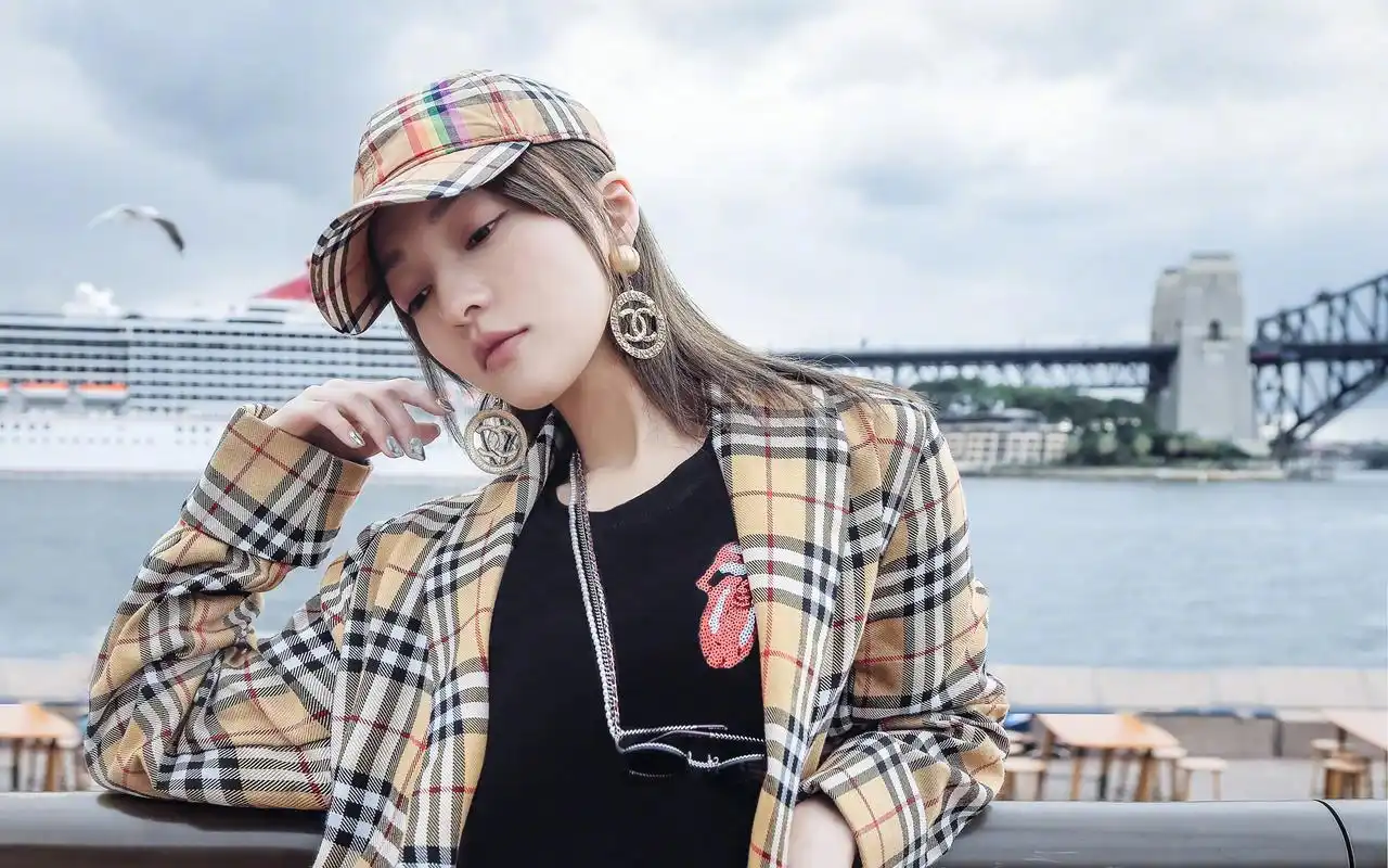 张韶涵清新时尚写真桌面壁纸-港台明星-手机壁纸下载-美桌网