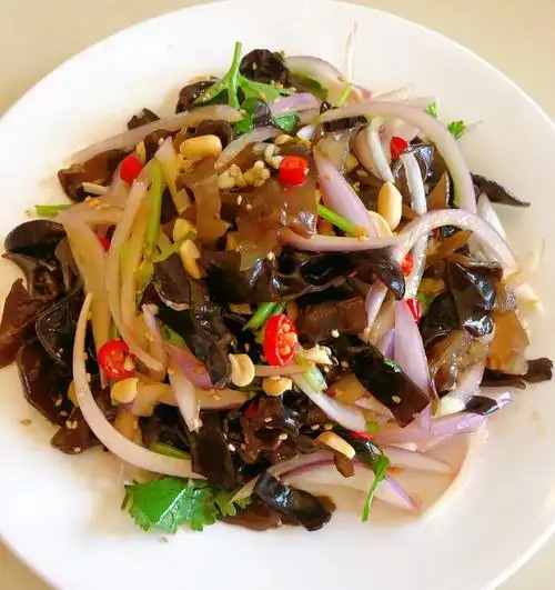 洋葱拌木耳的做法
