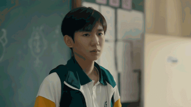 王源把校服焊身上吧##王源新剧随身带创可贴