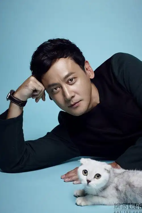 邱心志曝新年写真演绎暖男与猫咪悠闲时光