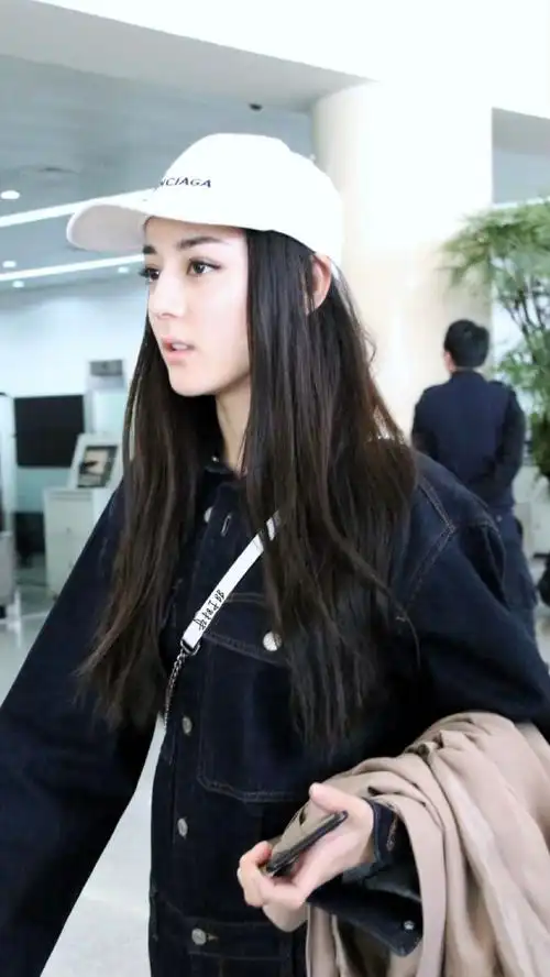 迪丽热巴#一则考古93  小迪的机场走秀～哪位课代表能答出来是哪