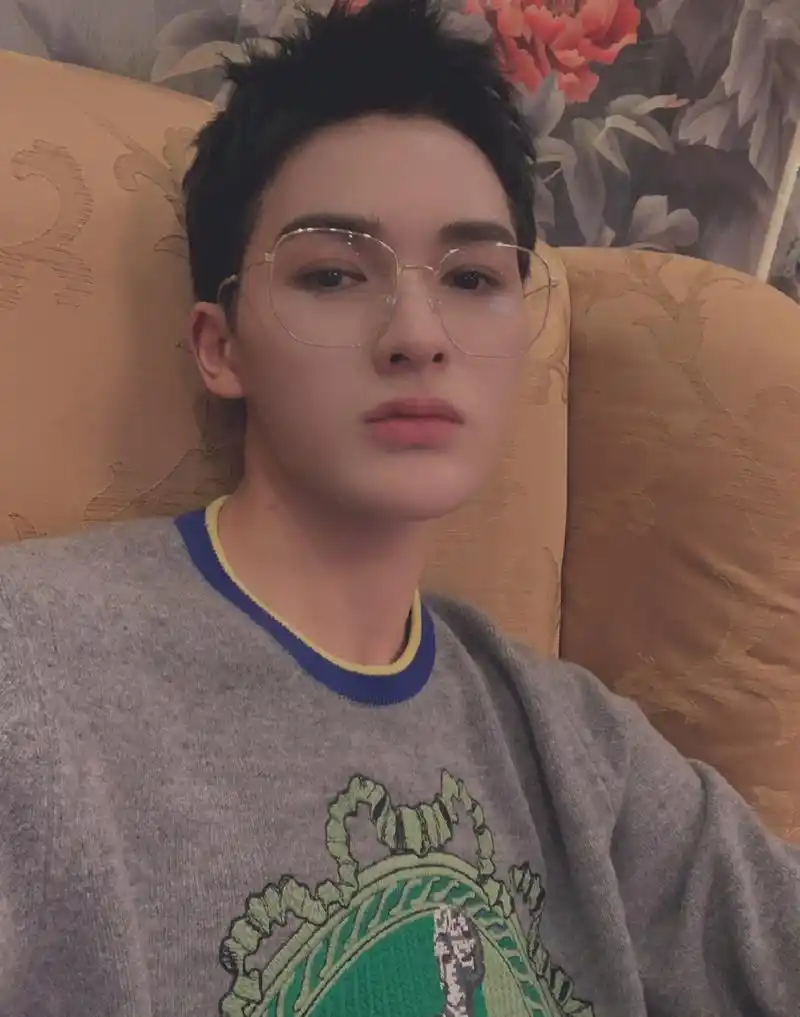 朱正廷高调承包这个戴上眼镜超萌,超酷,超帅气的仔仔.